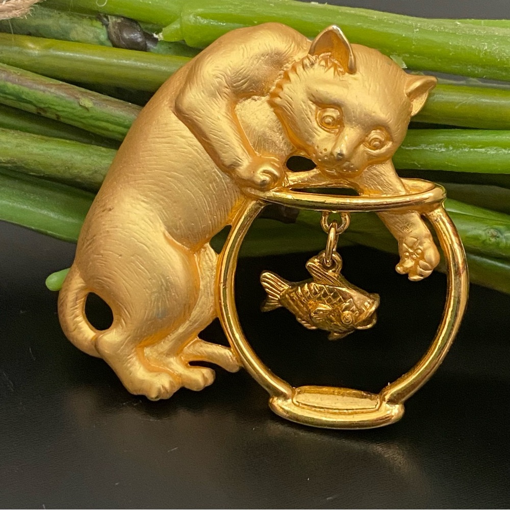 Vintage JJ Signed Gold-tone Cat Catching Fish in A Fishbowl Brooch 26g.